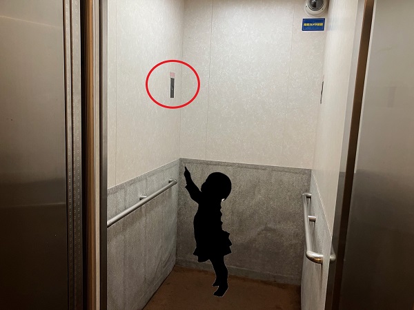エレベーター内の子ども赤丸.jpg