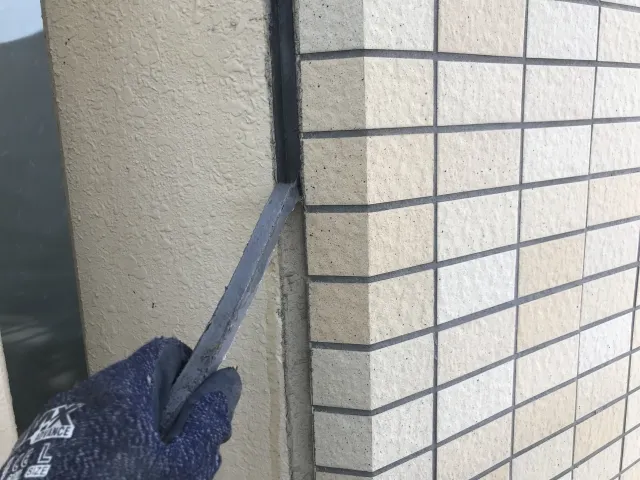 6 古いシーリングを撤去magazine94.webp